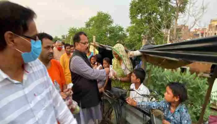 हमीरपुर: दर्जा प्राप्त मंत्री ने कैंप लगाकर बाढ़ पीड़ितों को वितरित किया फल