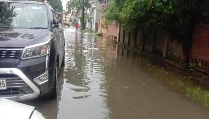 गोरखपुर: बारिश के कारण जलमग्‍न हुईं कई कालोनियां, घरों में घुसा पानी
