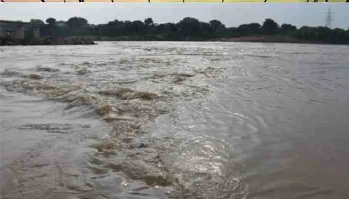 बांदा: यमुना ने किया रौद्र रूप धारण, खतरे के निशान से साढ़े चार मीटर ऊपर