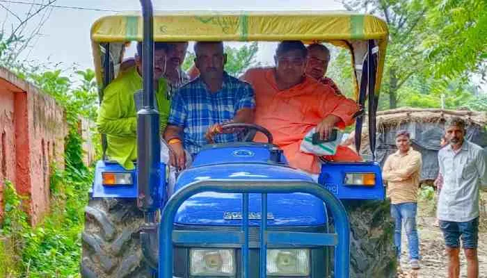 सीतापुर: मार्ग पर जलभराव, ट्रैक्टर पर सवार होकर अस्पताल पहुंचे विधायक