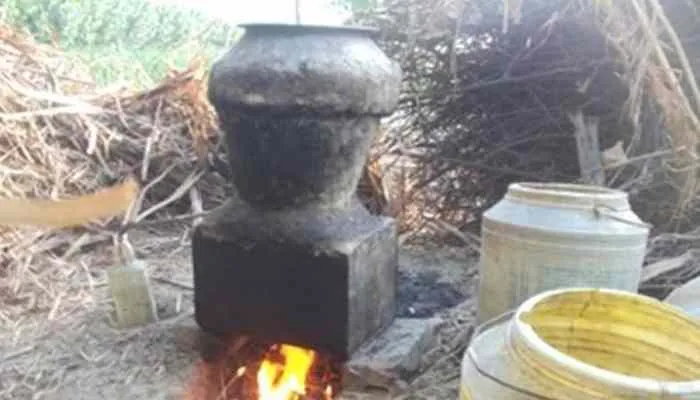लखनऊ: ग्रामीण इलाकों में धधक रहीं कच्ची शराब की भट्ठियां, मौन हैं जिम्मेदार!