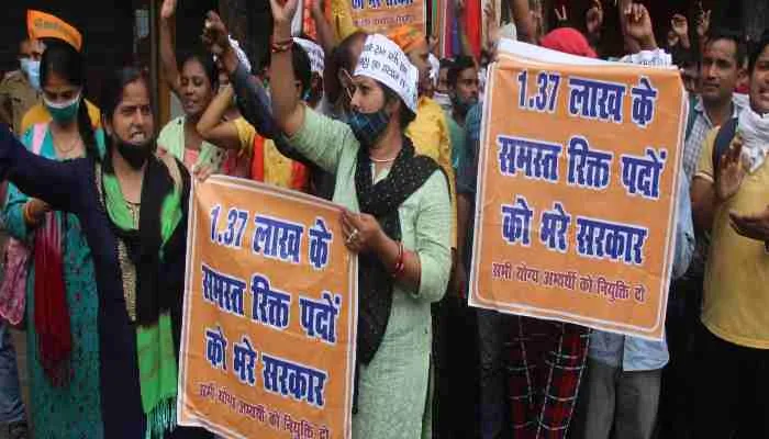 लखनऊ: पानी की टंकी के ऊपर बैठकर धरना दे रहे शिक्षक अभ्यर्थियों की बिगड़ी सेहत