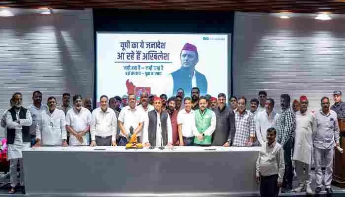 यूपी: अखिलेश ने व्यापारियों के साथ की बैठक, भाजपा पर लगाया सरकारी संपत्ति…