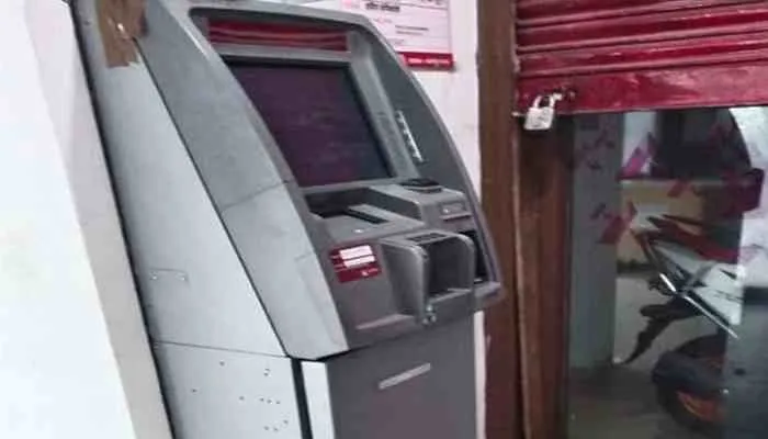 कानपुर: चकेरी में बैंक का एटीएम तोड़कर कैश लूटने का प्रयास, अलार्म बजने पर…