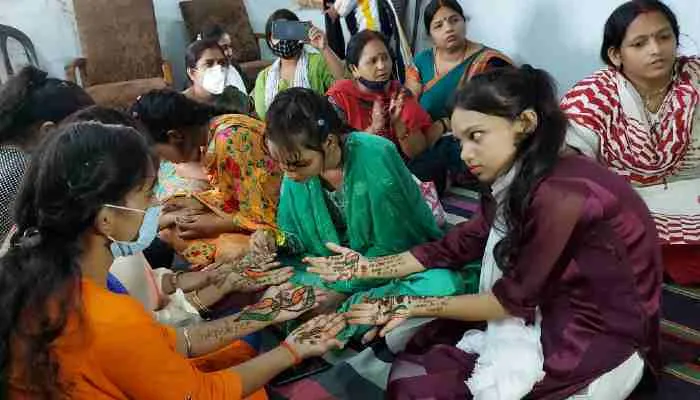 गोरखपुर: “आज़ादी के रंग मेहंदी के संग” कार्यक्रम का हुआ आयोजन, देखें खूबसूरत तस्वीरें