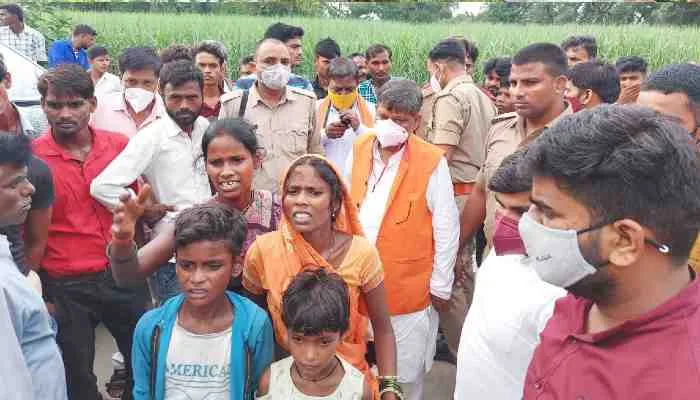 अयोध्या: दो बाइकों में हुई जोरदार टक्कर, एक की मौत, विधायक ने बंधाया ढांढस