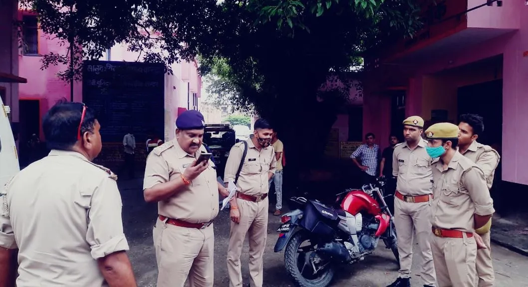 बदायूं: जमीन के विवाद ने लिया हिंसक मोड़, पहले चले लाठी-डंडे फिर हुई फायरिंग, दो को लगी गोली