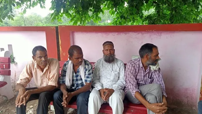 बदायूं: डेढ़ घंटे तक भूसे के बोंगे में दबा रहा युवक, मौत