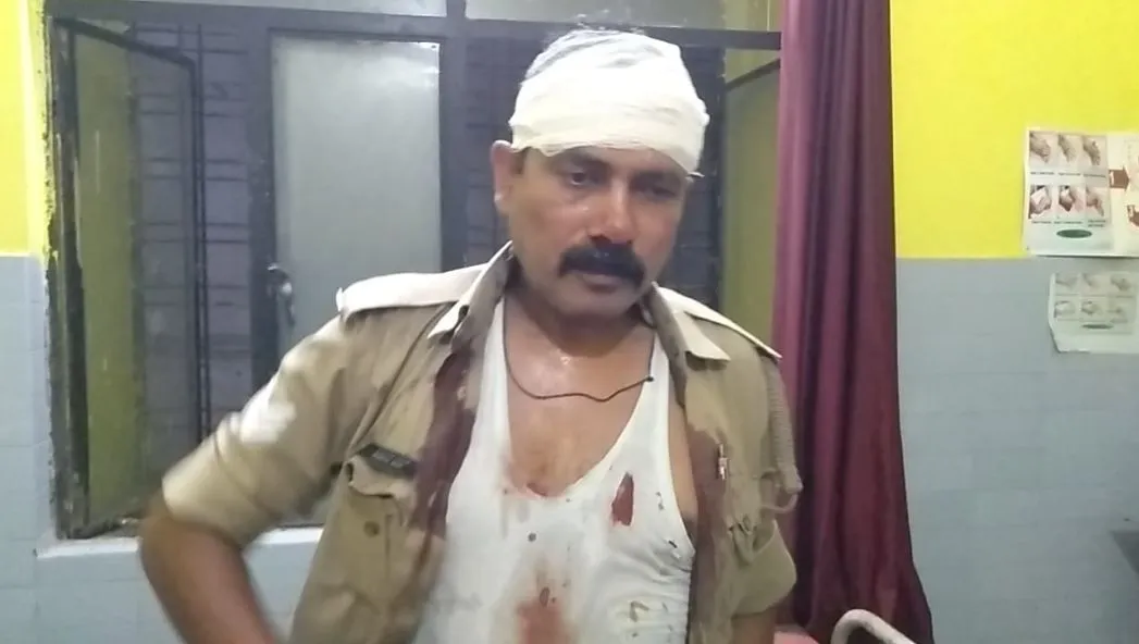 बाराबंकी: अवैध शराब बनाने की सूचना पर दबिश देने पहुंची पुलिस पर हमला, एक दरोगा और सिपाही घायल