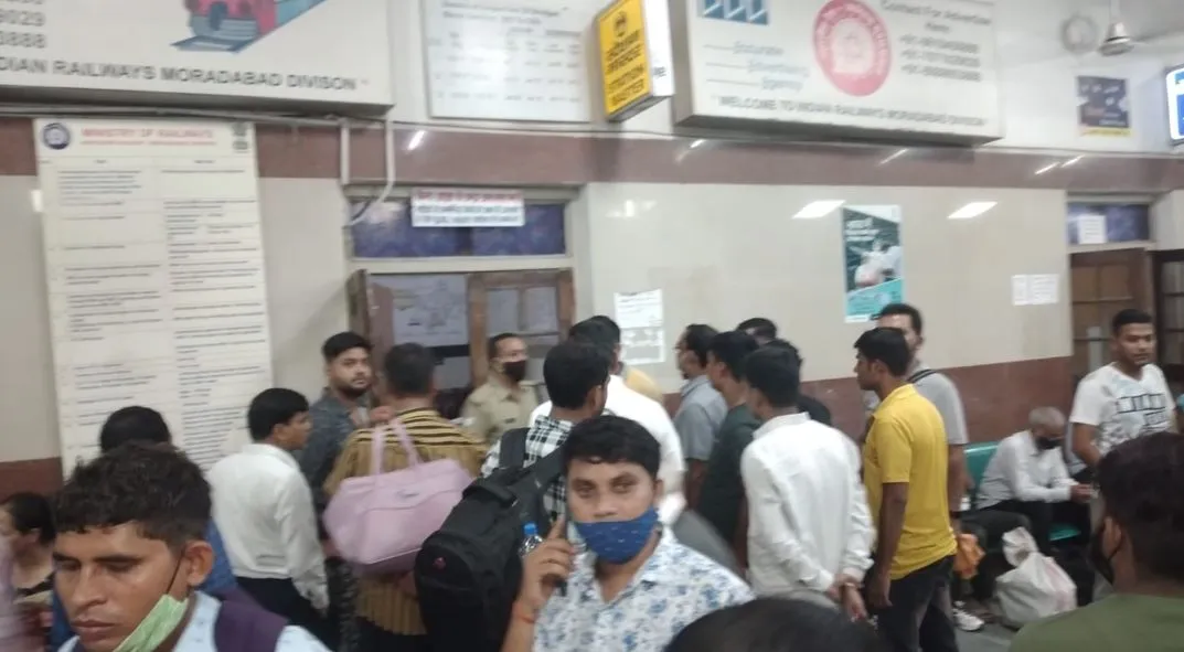बरेली: किसान आंदोलन की वजह से जंक्शन पर टर्मिनेट की गईं दो ट्रेनें, यात्रियों का हंगामा