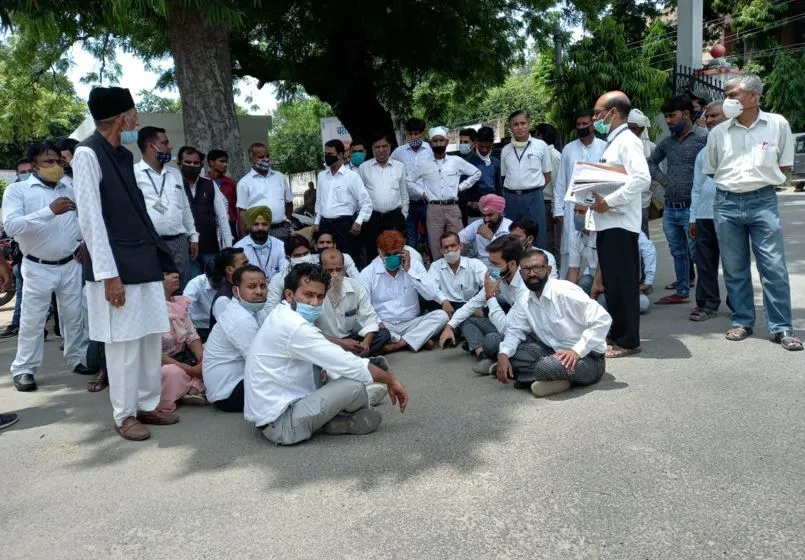 बरेली: आरोपियों पर कार्रवाई ना होने के चलते वकीलों ने जताई नाराजगी, एसएसपी ऑफिस में धरने पर बैठे