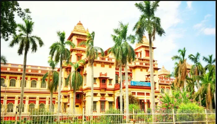 वाराणसी: बीएचयू में छात्रों के बीच जमकर पथराव, भारी फोर्स तैनात