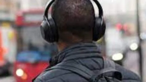 Dangerous: चार्ज करते समय युवक के कान में फटा हेडफोन, मौत