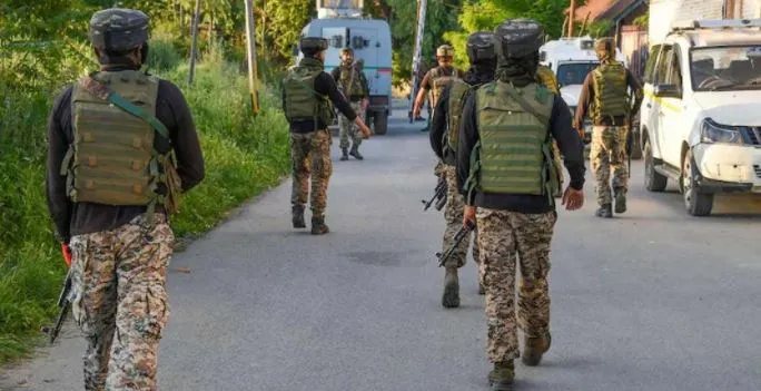 15 अगस्त से पहले घाटी को दहलाने की कोशिश, बीएसएफ के काफिले पर चलाई गोली, घेरे गए सभी आतंकी