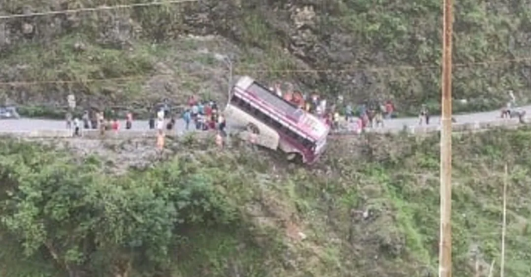 हलक में अटकी 30 यात्रियों की जान, चालक ने नियंत्रण खोया और लटक गई बस