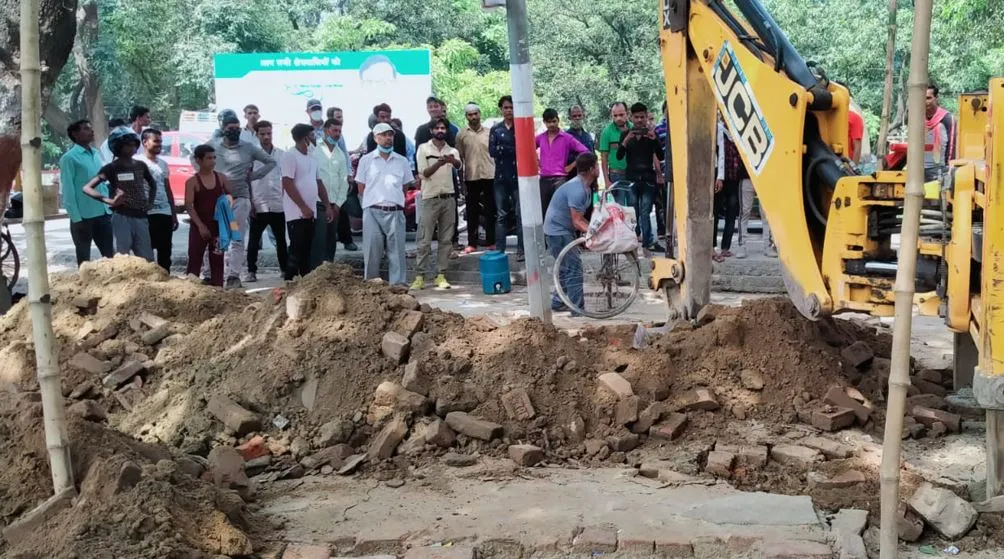 बरेली: आरटीओ के बाहर दलालों के ठिकानों पर चली जेसीबी
