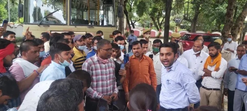 बरेली: कमिश्नरी के बाद कलेक्ट्रेट पहुंचे किसान, विधायकों के खिलाफ लगाए मुर्दाबाद के नारे