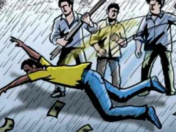 बरेली: दिनदहाड़े घर में घुसे दो चोरों को लोगों ने पीटकर किया लहूलुहान