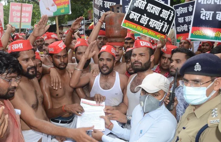 बरेली: सपाइयों ने कलेक्ट्रेट तक अर्द्धनग्न होकर किया प्रदर्शन