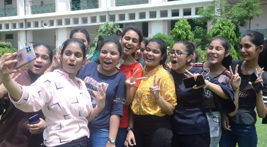 बरेली: सीबीएसई 10वीं रिजल्ट घोषित, दोस्तों के साथ मनाया जश्न