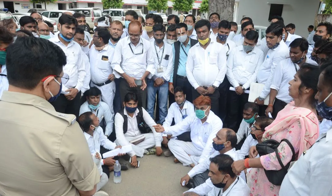 बरेली: सीओ से नोकझोंक के बाद धरने पर बैठे वकील, हंगामा