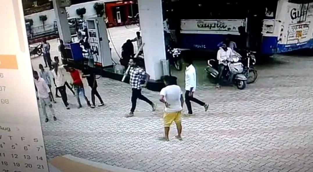 बरेली: शराब के नशे में पेट्रोल लेने पहुंचे युवक व साथियों ने कर्मियों से की मारपीट