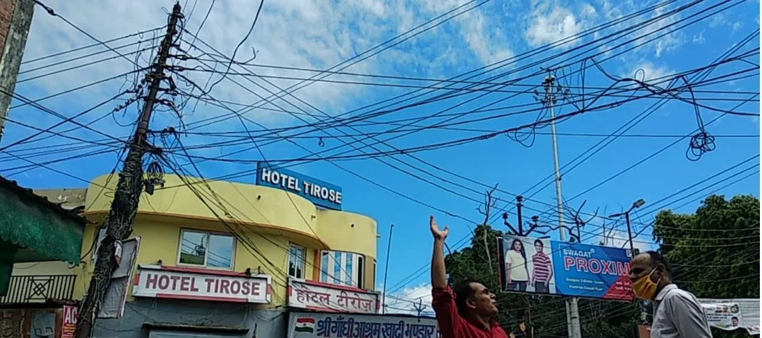 बरेली: डीएम की भी नहीं सुनते बिजली अफसर, नहीं हटाया मकड़जाल