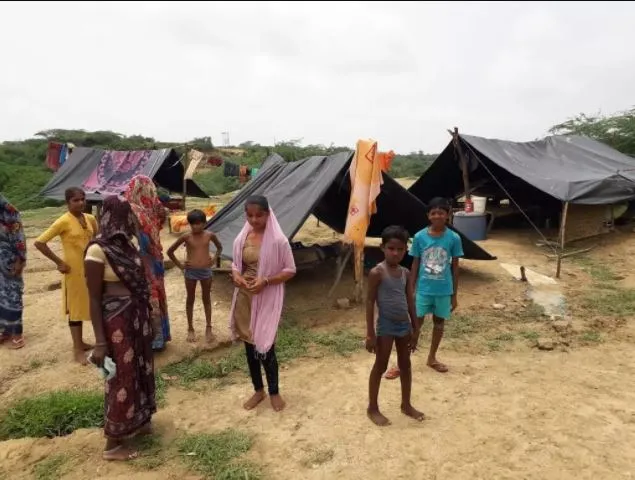 उत्तर प्रदेश: बाढ़ में बहा आशियाना, तो शमशान में बनाया ठिकाना