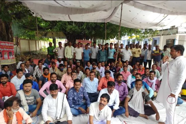 बरेली: विद्युत मुख्य अभियंता कार्यालय में संविदा कर्मचारियों ने किया विरोध प्रदर्शन
