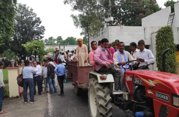 बरेली: बीडीए का कई गावों की जमीन अधिग्रहण करने का मामला, किसानों ने घेरी कमिश्नरी