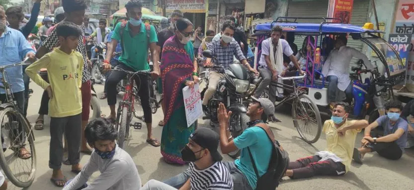 बरेली: यूपी बोर्ड के रिजल्ट से असंतुष्ट छात्रों ने रोड किया जाम, पुलिस फोर्स के हटाने पर भी नहीं हटे