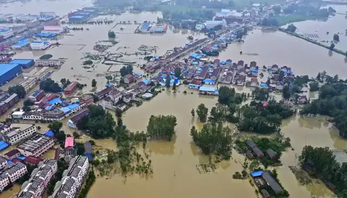 चीन में बाढ़ से मरने वालों की संख्या 300 के पार, 50 लोग अब भी लापता