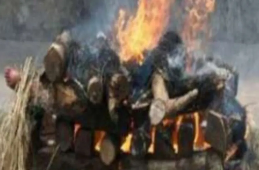 7 जन्मों का साथ, अटूट प्रेम या… जल रही थी पत्नी की चिता और पति ने लगा दी छलांग, मौत