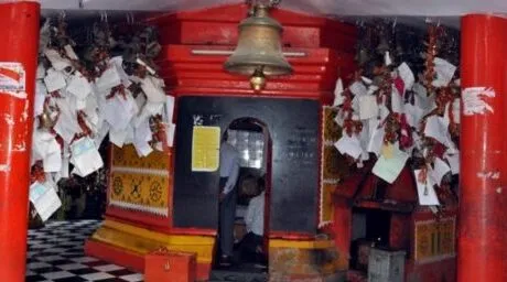 हल्द्वानी: सरकार से खफा उपनल कर्मचारियों ने गोल्ज्यू के मंदिर में लगाई गुहार