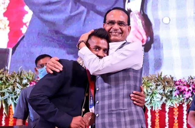 मुख्यमंत्री चौहान ने ओलंपिक हॉकी खिलाड़ी विवेक को किया सम्मानित, डीएसपी नियुक्त किया
