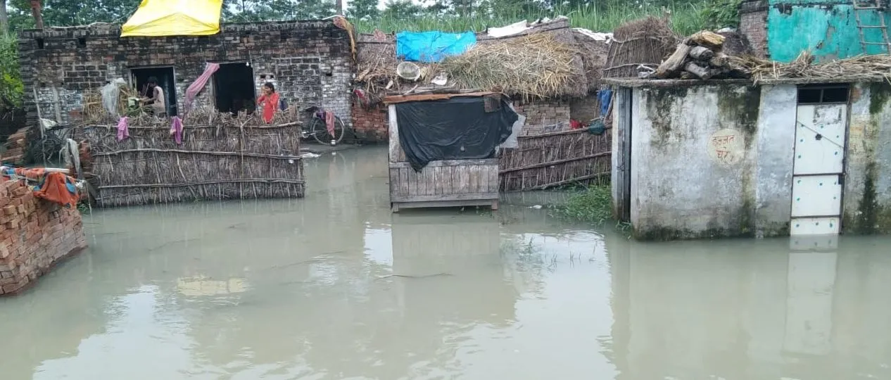 लखीमपुर खीरी: उफनाई घाघरा और शारदा ने दर्जनों गांवों को घेरा