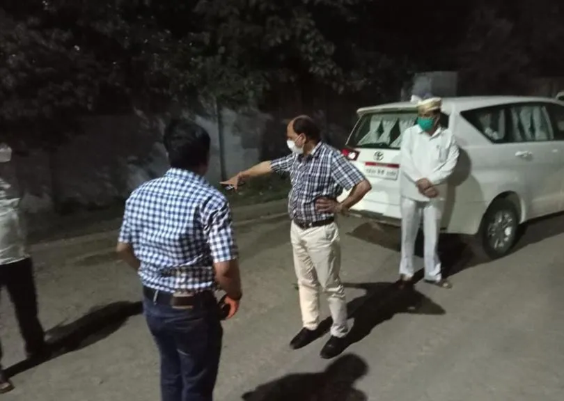 लखीमपुर-खीरी: हॉटमिक्स से बनेगी खीरी रोड, डीएम ने किया निरीक्षण