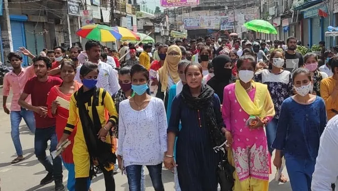 लखीमपुर-खीरी: पर्यावरण अध्ययन का पेपर छूटा, सैकड़ों छात्रों ने किया हंगामा