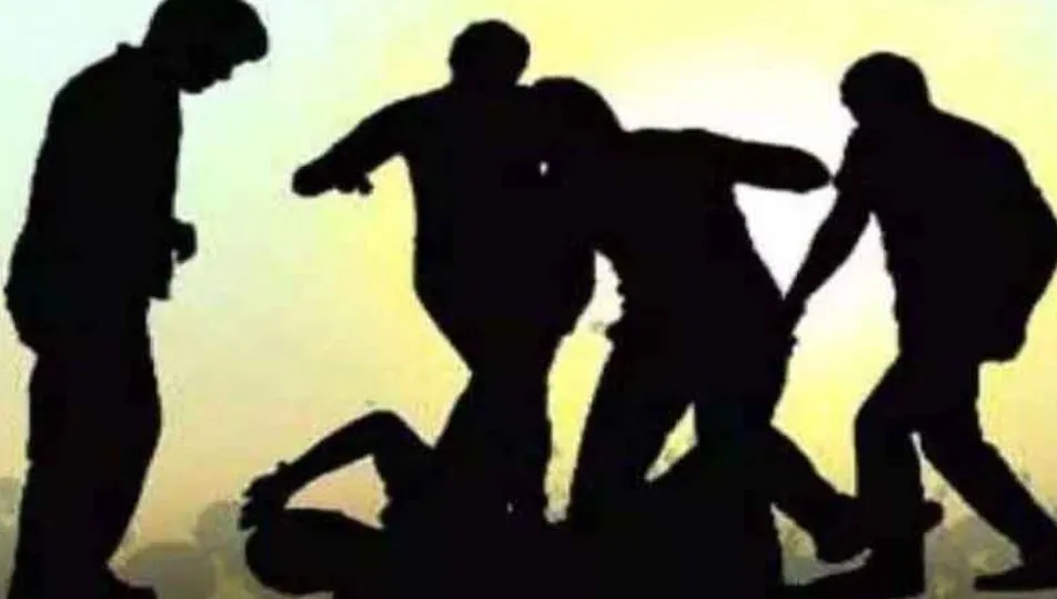 बरेली: चोरी के शक में युवक को जमकर पीटा, वीडियो वायरल