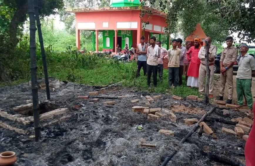 लखीमपुर खीरी: मूर्ति खंडित कर यज्ञशाला में लगाई आग, ग्रामीणों में रोष