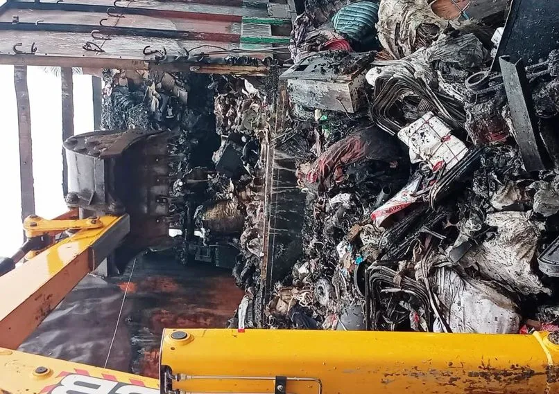 लखीमपुर खीरी: ट्रक में लगी आग, लाखों का सामान राख