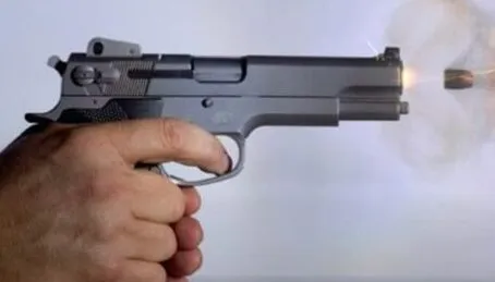 वीडियो कॉल पर बात कर रही थी मां, बच्चे ने मार दी गोली
