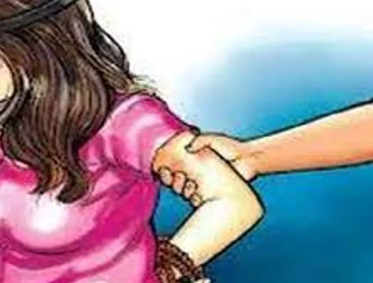 युट्यूबर लड़की ने बयां किया दर्द- ‘उन्होंने मेरे कपड़े फाड़े, हवा में उछाला, घसीटा,’ 400 लोगों पर मामला दर्ज