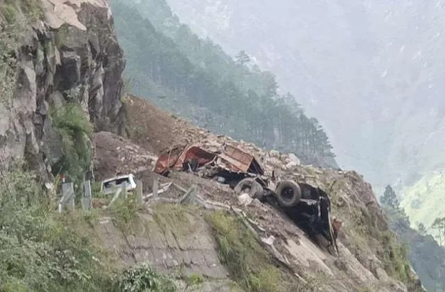 Himachal Landslide: हरिद्वार जा रही बस पर गिरी चट्टानें, एक की मौत, कई यात्री लापता