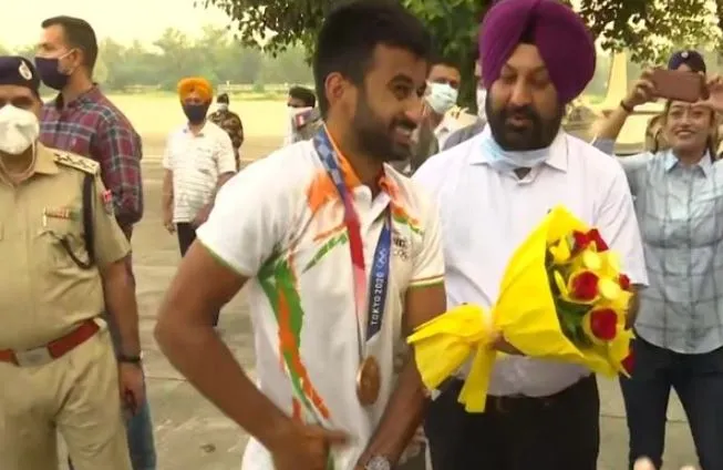 पंजाब पहुंचे हॉकी टीम के खिलाड़ियों का हुआ स्वागत, अमृतसर के स्वर्ण मंदिर में टेका मत्था