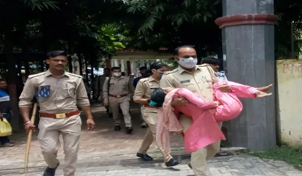 अमरोहा: ससुराल वालों से परेशान महिला ने कोर्ट परिसर में खाया जहरीला पदार्थ