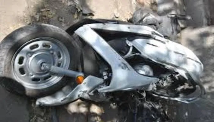 मेरठ:  कार और स्कूटी की टक्कर में हुई चार की मौत, दो की हालत गंभीर