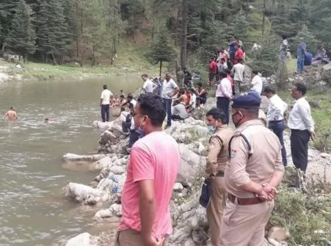 गंडक नदी में डूबने से छात्र की मौत, तीन घंटे की मशक्कत के बाद जल पुलिस ने बरामद किया शव