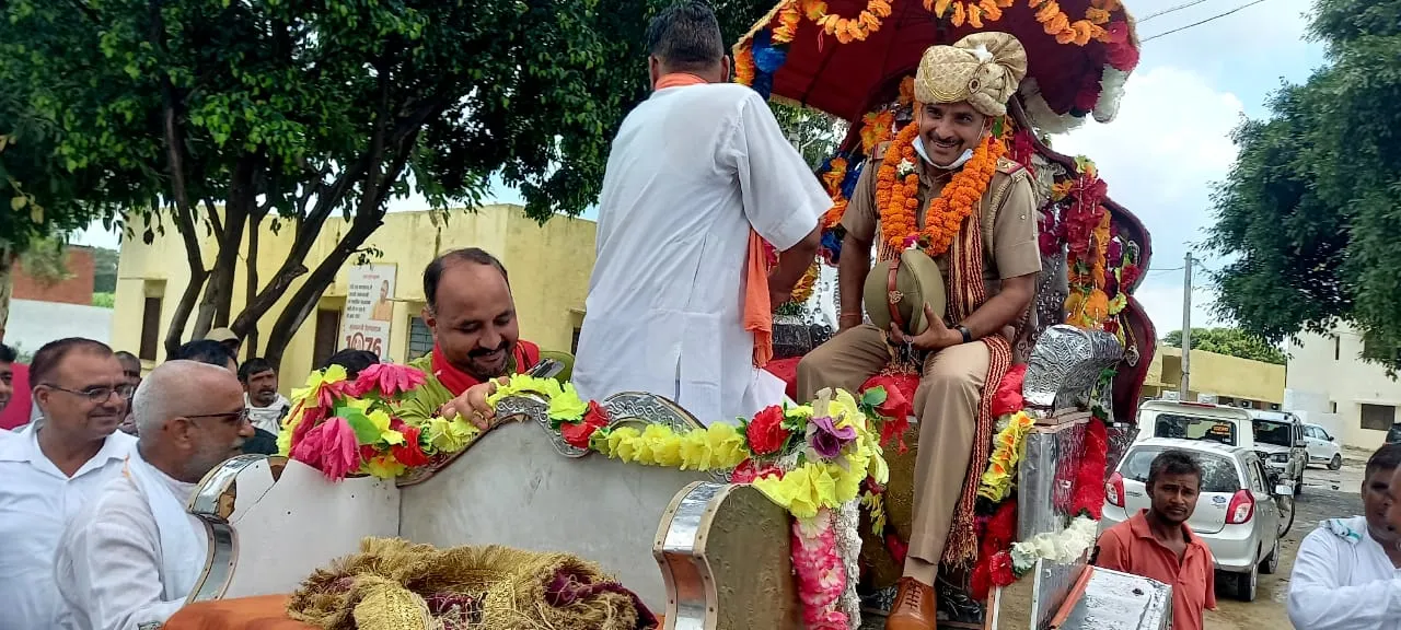 संभल: बग्घी पर बैठकाकर थाना प्रभारी को विदा किया