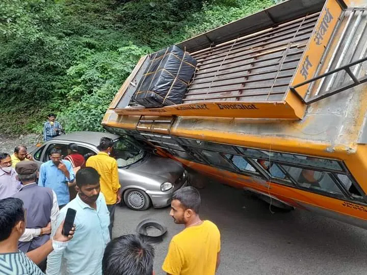 भवाली:  कैंची धाम के पास ब्रेक फेल होने के चलते सामने से आ रही कार के ऊपर पलटी बस, बड़ा हादसा टला